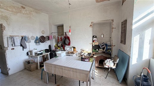 Antico Fabbricato Alle Porte di Putignano, Parzialmente In Pietra e Terreno.